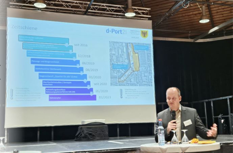 Dominik Serfling (d-Port21) erläutert das Bebauungsplanverfahren