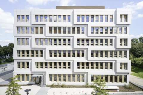 Von der Seite kommen die architektonischen Besonderheiten des neuen Baus am adesso-Hauptsitz in Dortmund gut zur Geltung.
