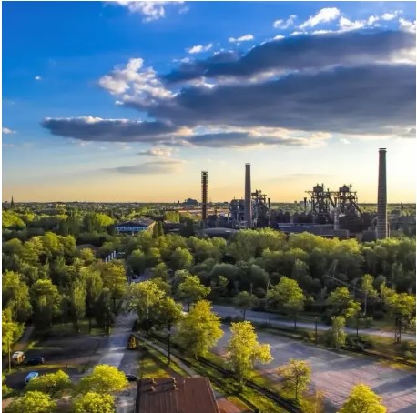 Foto einer Industrielandschaft mit viel Natur im Umfeld