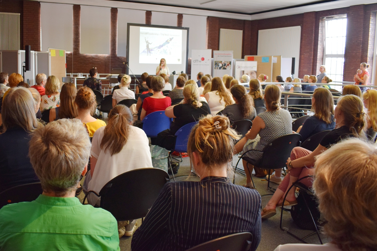 Wir bieten Workshop-Reihen und Networking-/Infoveranstaltungen zu Themen wie die Gewinnung und Bindung von weiblichen Fachkräften und zukünftigen Fachkräften, speziell im MINT-Bereich, und Employer Branding an