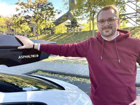 Gründer Nils Freyberg mit seiner Dachbox aus nachhaltigen Naturfasern