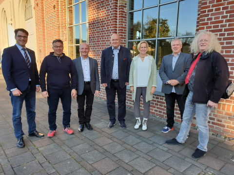 Von links nach rechts: Hendrik Köster (Geschäftsführer Gewerbeverein Brackel), Oliver Stens (Bezirksbürgermeister Eving), Manfred Kruse (stellv. Vorsitzender), Christian Oecking (Vorsitzender), Antje Klein (Leiterin Bezirksverwaltungsstelle Mengede), Andreas Eller (Geschäftsführer StadtbezirksMarketing Dortmund e. V.) sowie Friedrich Fuß (Bezirksbürgermeister Innenstadt-West) Neuwahl des Vorstandes