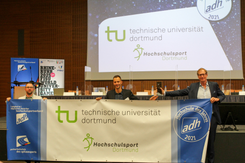 Nahmen die Auszeichnung in Frankfurt entgegen: (v.l.) Stellvertretender Hochschulsportleiter Maximilian Roeren, Hochschulsportleiter Christoph Edeler und TU-Kanzler Albrecht Ehlers. Bild: Oliver Kraus/adh