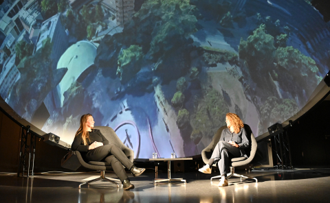 Unter dem Fulldome des storyLab kiU im Dortmunder U diskutieren (v.l.) Stadtforscherin Dr. Hilke Marit Berger und Informatikerin Prof. Dr. Sabine Sachweh über die Zukunft der Stadt. Bühnenbild des Talkduos