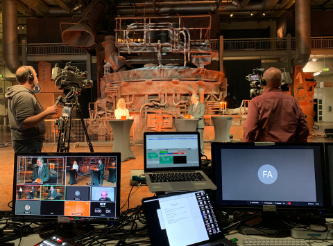 Rektor Prof. Dr. Wilhelm Schwick ist in der Dortmunder DASA im Gespräch mit Moderatorin Kerstin von der Linden. Die Akademische Jahresfeier 2021 wurde live ins Netz gestreamt. Bild aus der DASA