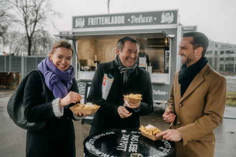 Materna-Gesellschafterin Nicole Materna (links), Personalleiter Martin Brochhaus (Mitte) und Marketing-Leiter Tim Thomas (rechts) freuen sich beim gemeinsamen Mittags-Snack über das erneut gute Abschneiden im Stern-Ranking. Verantwortliche von Materna beim Mittagessen