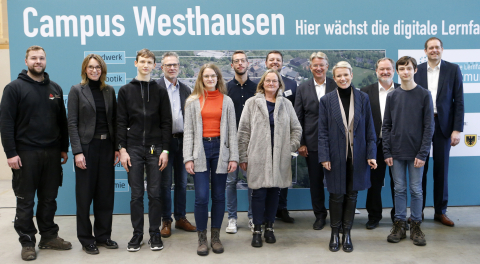 Gruppenbild Vortagende vor Infotafel