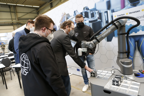 Robin Kohlhoff (Omron Electronics) beim Cobot Teaching