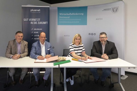 (v.l.) Frank Schubert, Gebietsmanager Plusnet GmbH; Bert Wilden, Geschäftsführer Plusnet GmbH; Heike Marzen, Geschäftsführerin Wirtschaftsförderung; Björn Meder, Gigabitkoordinator Unterzeichnung des LOIs zwischen der Plusnet GmbH und der Wirtschaftsförderung Dortmund