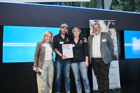 Nina & Matthias Bergmann freuen sich mit der Geschäftsführerin der Wirtschaftsför-derung Dortmund Frau Heike Marzen (v.l.n.r.) über den zweiten Platz