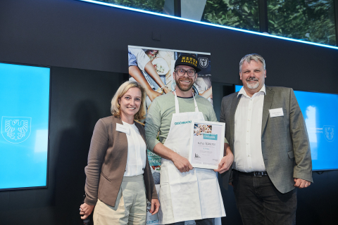 Jan Wenning freut sich mit der Geschäftsführerin der Wirtschaftsförderung Dortmund Frau Heike Marzen über den dritten Platz