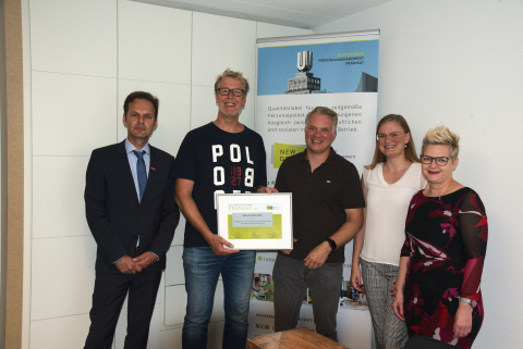 v.l. Ralf Dreisewerd (Handwerkskammer Dortmund), Martin Liebelt, Lars Giese (beide Geschäftsführer Giese & Liebelt), Mariela Samstag (New Deals Büro; Soziale Innovation GmbH), Gundula Grzesik (Wirtschaftsförderung Dortmund) Ausgezeichnet mit dem Dortmunder Personalmanagement Prädikat - Tischlerei Giese & Liebelt