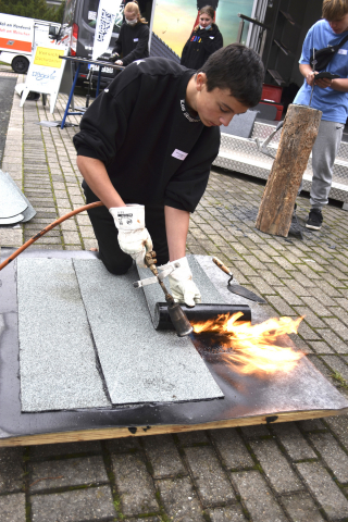 Auf dem Außengelände konnten die Schülerinnen und Schüler den Beruf des Dachde-ckers erproben.
