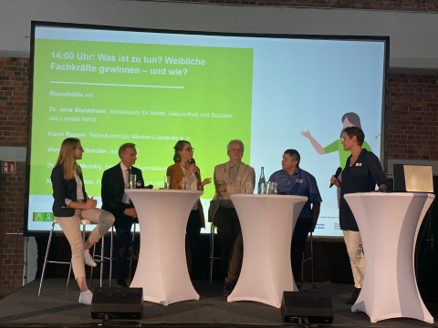 Auf dem Podium (von l. nach r.): Vivien Emily Schiller, Dr. Jens Stuhldreier, Magdalena Hein, Dr. Marcus Mundry, Karin Ressel (Moderation: Andrea Blome) Auf dem Podium (von l. nach r.): Vivien Emily Schiller, Dr. Jens Stuhldreier, Magdalena Hein, Dr. Marcus Mundry, Karin Ressel (Moderation: Andrea Blome)