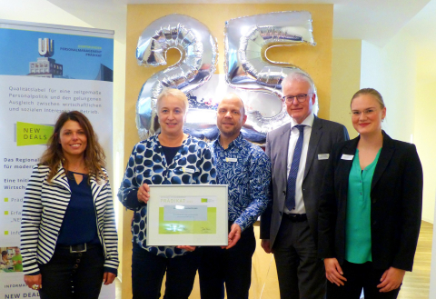 v.l. Kinga Patrycja Peters (Wirtschaftsförderung Dortmund) gratuliert Frederike und Carsten Avermann ebenso, wie Thomas Schäfer (Handelsverband NRW Westfalen-Münsterland e.V) und Mariela Samstag (New Deals Büro, Soziale Innovation GmbH) Prädikatsverleihung an Frederike und Carsten Avermann (2.u.3. von links)