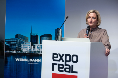 Heike Marzen präsentiert den Investitionsstandort Dortmund