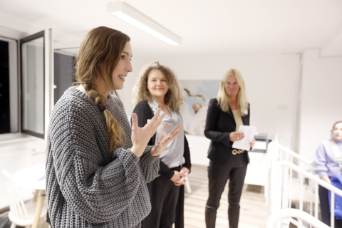 Erster Gründungsstammtisch - Gründerin Clara Hedwig begrüßt die Teilnehmer*innen in ihrem Atelier