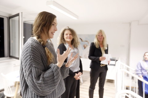 Erster Gründungsstammtisch - Gründerin Clara Hedwig begrüßt die Teilnehmer*innen in ihrem Atelier Erster Gründungsstammtisch - Gründerin Clara Hedwig begrüßt die Teilnehmer*innen in ihrem Atelier