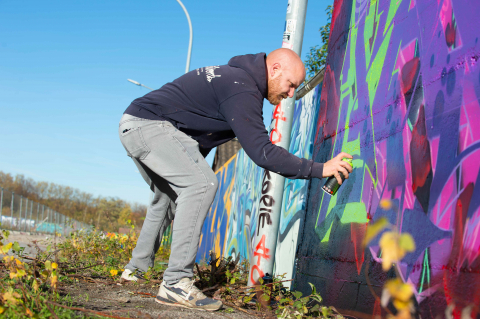 Graffiti-Künstler Daniel Mosler an der Hall of Fame Graffiti-Künstler Daniel Mosler an der Hall of Fame