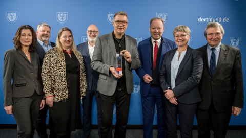 Die Dortmunder Bewerbung als Innovationshauptstadt Europas war ein Gemeinschaftsprojekt vieler engagierter Partner*innen aus Wissenschaft, Wirtschaft, Kultur und Stadt(verwaltung), die OB Thomas Westphal (Mitte) begrüßt hat. Stellvertretend für dieses Netzwerk freuen sich über die Trophäe: Marion Haake (Wirtschaftsförderung), Fritz Corzilius (Wirtschaftsförderung, Angela Märtin (Stadt Dortmund), Dirk Stürmer (TZDO), Stefan Schreiber (IHK), Andrea Kienle (FH Dortmund) und Prof. Dr. Wilhelm Schwick (FH Dortmund). Die Dortmunder Bewerbung als Innovationshauptstadt Europas war ein Gemeinschaftsprojekt vieler engagierter Partner*innen aus Wissenschaft, Wirtschaft, Kultur und Stadt(verwaltung), die OB Thomas Westphal (Mitte) begrüßt hat. Stellvertretend für dieses Netzwerk freuen sich über die Trophäe: Marion Haake (Wirtschaftsförderung), Fritz Corzilius (Wirtschaftsförderung, Angela Märtin (Stadt Dortmund), Dirk Stürmer (TZDO), Stefan Schreiber (IHK), Andrea Kienle (FH Dortmund) und Prof. Dr. Wilhelm Schwick (FH Dortmu