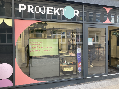 Viele engagierte Partner*innen betreiben den „Projektor – Raum für Innovationen und Zusammenarbeit“ gemeinsam. Viele engagierte Partner*innen betreiben den „Projektor – Raum für Innovationen und Zusammenarbeit“ gemeinsam.