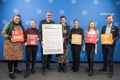 Unterzeichnung Charta Faire Metropole Ruhr 2030 Henrike Kleingräber (Informationszentrum Eine Welt e.V.), Tamara Kaschek (Faire Metropole Ruhr e.V.), OB Thomas Westphal, Vera Dwors (Faire Metropole Ruhr e.V.), Kerstin Heidler (AML FB1 Stadt Dortmund), Laura Heiduk (Büro für Internationale Beziehungen der Stadt Do), Martin van der Pütten (TL Büro für Internationale Beziehungen der Stadt Dortmund)