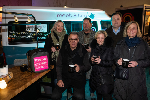 Weihten das Tee-Mobil „MEET&TEA“ am Wochenende ein: Jennifer Rickers, OB Thomas Westphal, Chris Stemann, Heike Marzen, Norbert Dahmen, Monika Nienaber-Willaredt