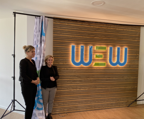 Ministerin Mona Neubaur und Heike Marzen, Geschäftsführerin der Wirtschaftsförderung Dortmund, enthüllten das Logo der WEW GmbH