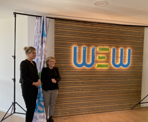 Enthüllung des Logo's der WEW Ministerin Mona Neubaur und Heike Marzen, Geschäftsführerin der Wirtschaftsförderung Dortmund, enthüllten das Logo der WEW GmbH