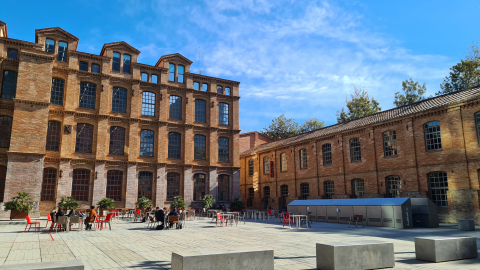 Universitätsgebäude inmitten der Stadt