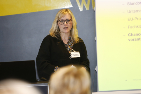 Mareike Kauffeld informiert über das Angebot der WF Dortmund und Competentia Mareike Kauffeld informiert über das Angebot der WF Dortmund und Competentia