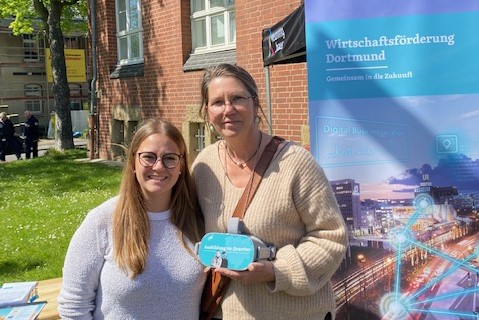 Julia Knie und Anne Schmalöer Betriebsakquisiteurin Julia Knie und Firmenberaterin Anne Schmalöer
