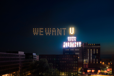 100 leuchtende Drohnen stiegen gestern am Dortmunder U in den Nachthimmel auf und formten nach einer mehrminütigen Show in rund 70 Metern Höhe ein pulsierendes Motto: „WE WANT U“.