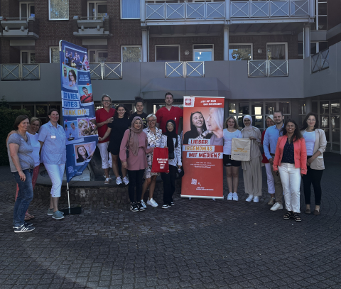 Schule trifft Pflege - eine Aktion gegen Fachkräftemangel in der Pflege Schüler*Innen und Mitarbeiter*Innen der Pflegeeinrichtung sowie Vertreter der Wirtschaftsförderung Dortmund und der Regionalagentur Westfälisches Ruhrgebiet bei dem Aktionstag "Schule trifft Pflege" im Altenzentrum St. Ewaldi in Dortmund-Aplerbeck