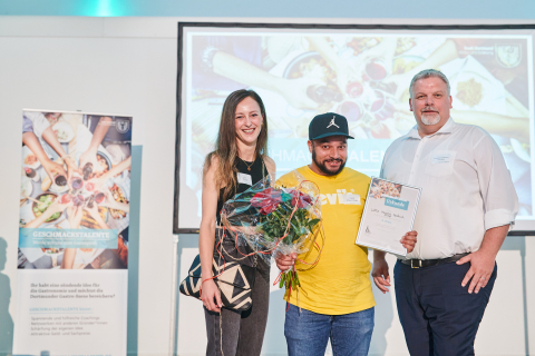 Karel Sheer Pardo freut sich über den 3. Preis Karel Sheer Pardo freut sich über den 3. Preis