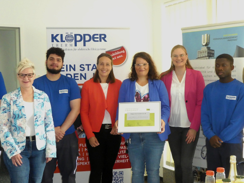 HR-Managerin Nadine Rattey, nimmt die Prädikatsurkunde für Klöpper Therm in Empfang Das Dortmunder Unternehmen Klöpper Therm wird mit dem Dortmunder Personalmanagement Prädikat NEW DEALS ausgezeichnet