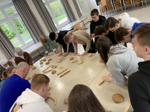 Die Schüler*innen probieren sich als Bäcker*in Die Schüler*innen probieren sich als Bäcker*in