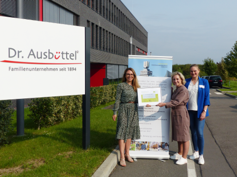 Die Geschäftsführerin der Wirtschaftsförderung Dortmund, Heike Marzen übergibt das Prädikat an die HR-Leiterin Anja Sambeth von Dr. Ausbüttel & Co. GmbH