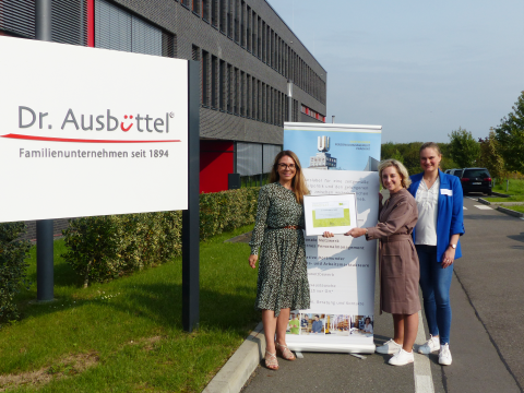 Feierliche Übergabe des Dortmunder Personalmanagement Prädikats von Heike Marzen (GF Wirtschaftsförderung Dortmund) an Anja Sambeth (HR-Leitung Dr. Ausbüttel & Co. GmbH). Es gratuliert im Namen der NEW DEALS Initiative, Mariela Samstag (Soziale Innovation GmbH) Die Geschäftsführerin der Wirtschaftsförderung Dortmund, Heike Marzen übergibt das Prädikat an die HR-Leiterin Anja Sambeth von Dr. Ausbüttel & Co. GmbH