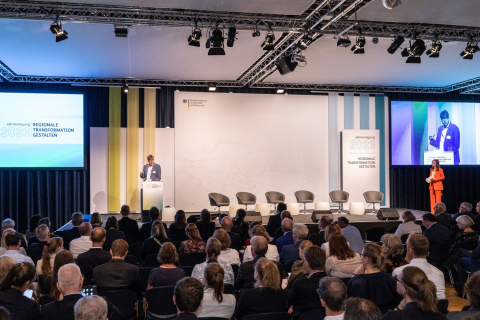 Zukunft der Regionalen Wirtschafts- und Strukturpolitik in Deutschland Michael Kellner spricht vor Plenum