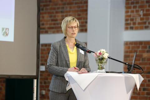 Birgit Wehrhöfer, Leiterin der Abteilung 4 Gleichstellung im Ministerium für Kinder, Jugend, Familie, Gleichstellung, Flucht und Integration des Landes Nordrhein-Westfalen Birgit Wehrhöfer, Leiterin der Abteilung 4 Gleichstellung im Ministerium für Kinder, Jugend, Familie, Gleichstellung, Flucht und Integration des Landes Nordrhein-Westfalen