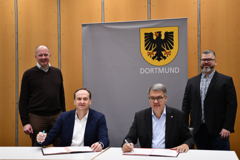 Unterzeichnung LOI Westconnect; Dr. Peter Brautlecht (WestConnect), Carsten Lagemann (WestConnect), Oberbürgermeister Thomas Westphal, Björn Meder (Wirtschaftsförderung)