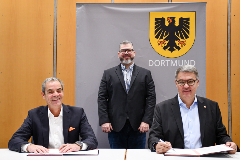 Unterzeichnung LOI DGN; Andreas Damm (Deutsche GigaNetz), Björn Meder (Wirtschaftsförderung), Oberbürgermeister Thomas Westphal
