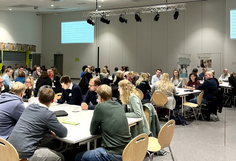 Gespräche zu verschiedenen Themen an den Tischen Gespräche zu verschiedenen Themen an den Tischen