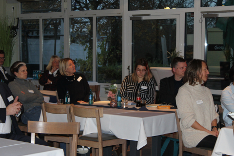 Das Publikum verfolgt interessiert die spannende Podiumsdiskussion