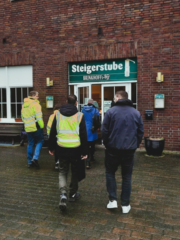 Kleine Stärkung in der Steigerstube Gruppe vor Gaststätte