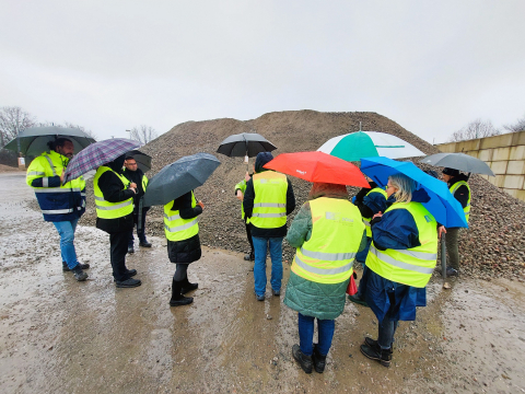 Mineralisches Recycling Gruppe vor Hügel
