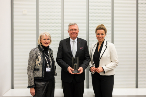 (v. l. n. r.): Dr. Bettina Horster (Vorsitzende der GFS), Prof. Michael ten Hompel (geschäftsführender Institutsleiter des Fraunhofer IML) und Ina Brandes, Ministerin für Kultur und Wissenschaft des Landes NRW. (v. l. n. r.): Dr. Bettina Horster (Vorsitzende der GFS), Prof. Michael ten Hompel (geschäftsführender Institutsleiter des Fraunhofer IML) und Ina Brandes, Ministerin für Kultur und Wissenschaft des Landes NRW.