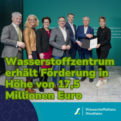 Der Vorstand des Wasserstoffzentrums Hamm nimmt den Förderbescheid entgegen Frau Ministerin Mona Neubauer überreicht den Förderbescheid