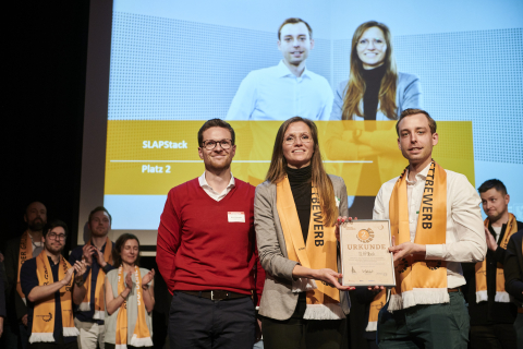 Nico Hemmann, Leiter Start-up-Center bei der Sparkasse Dortmund, überreicht den 2. Preis an SLAPStack